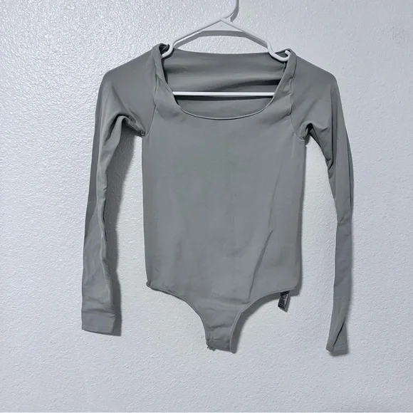 SKIMS Essential Long Sleeve Scoop Neck Thong Bodysuit Light Grey Sz Small - Picture 2 of 7